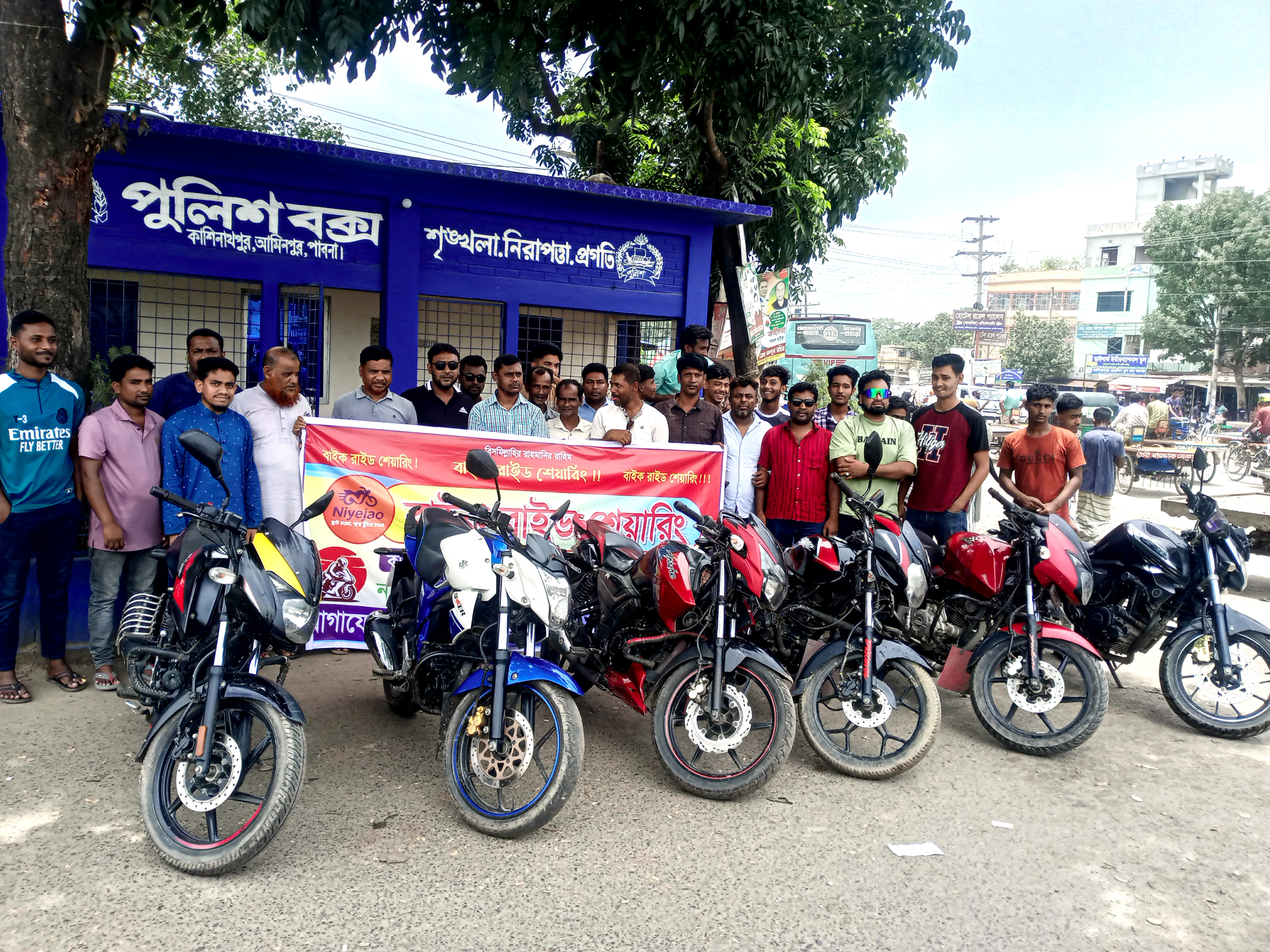 বেকারত্ব দূর করতে শখের মোটরসাইকেল দিয়ে রাইড শেয়ারিং